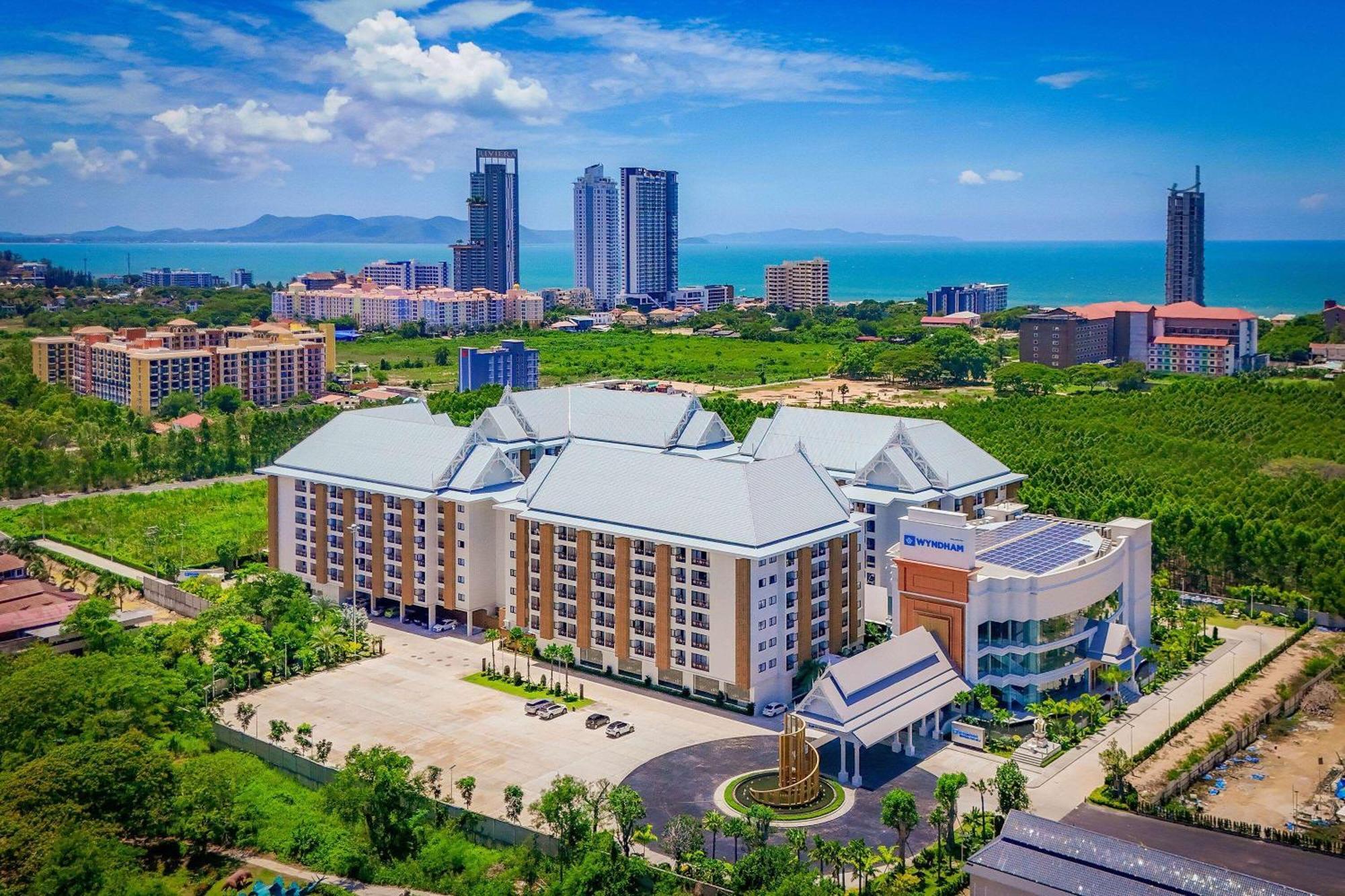 Wyndham Jomtien Pattaya Hotel Na Chom Thian Exterior foto