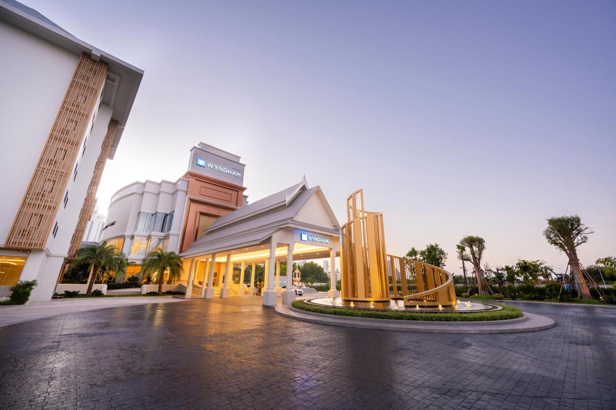 Wyndham Jomtien Pattaya Hotel Na Chom Thian Exterior foto