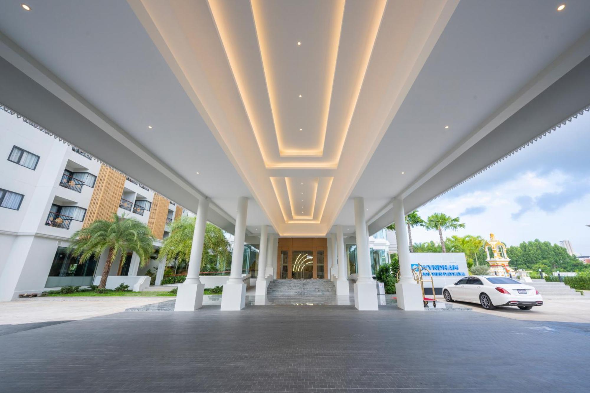 Wyndham Jomtien Pattaya Hotel Na Chom Thian Exterior foto
